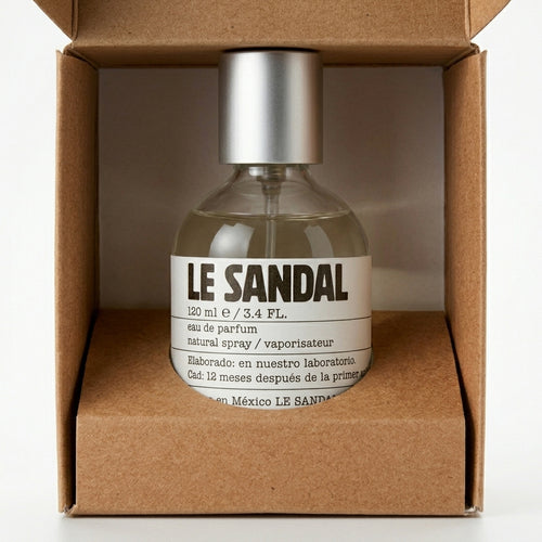 Le Sandal perfume amaderado de larga duración en su caja de cartón kraft, hecho en México
